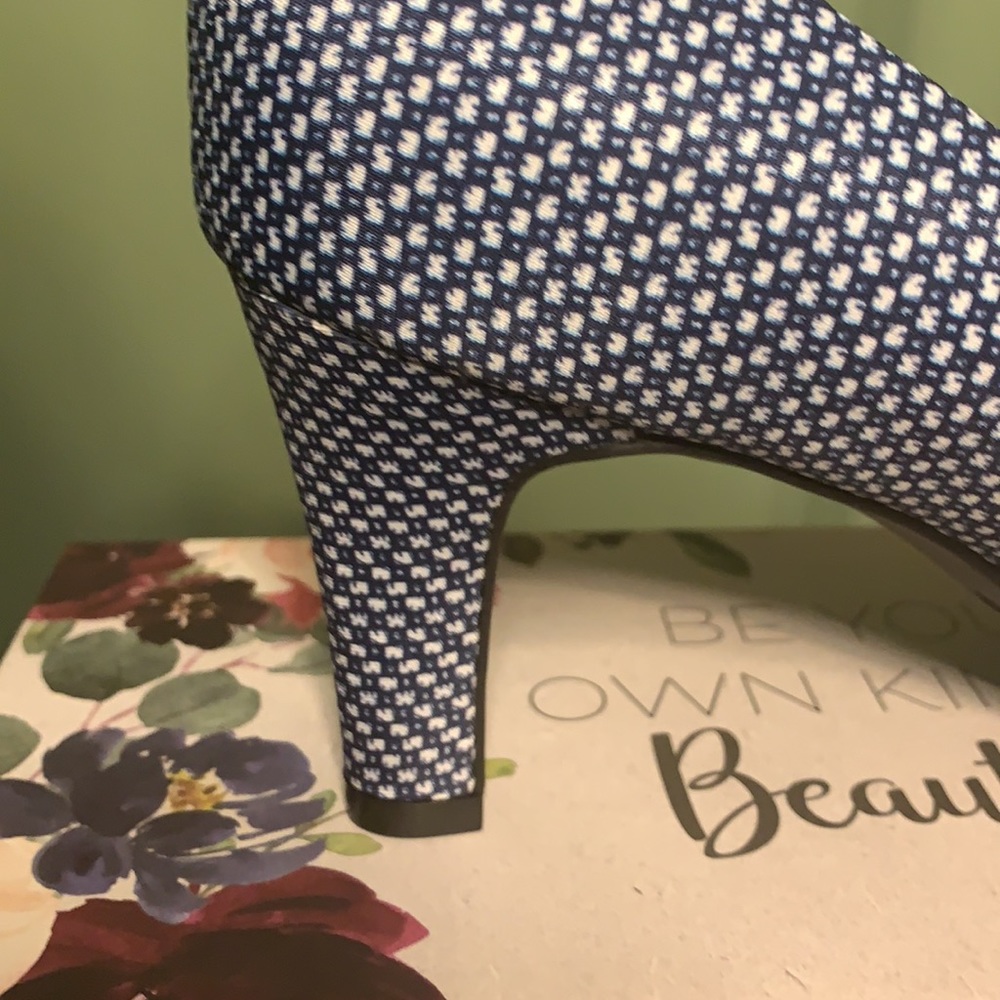 Abella Blue Pump, Size 9.5 M, NWB - Picture 8 of 9